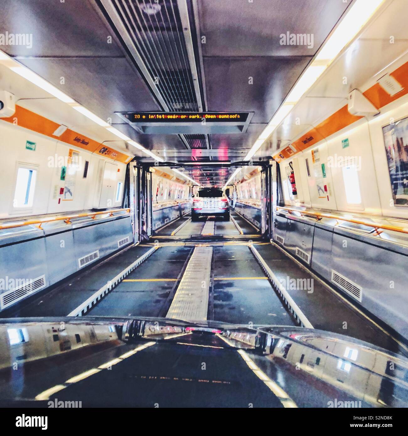 Roulant sur un tunnel Euro train. Banque D'Images