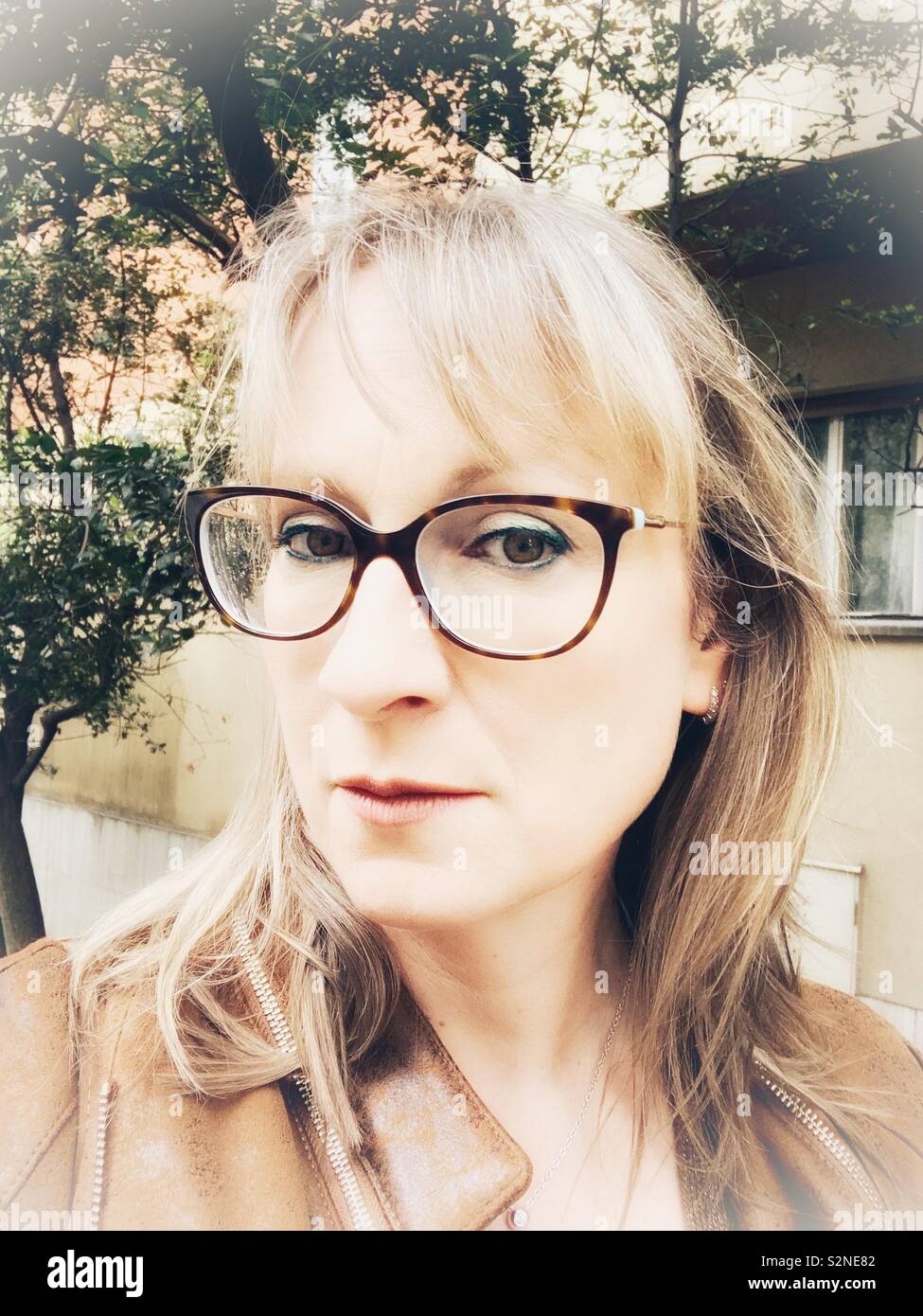 Des selfies une femme avec des cheveux blonds et des lunettes. Banque D'Images