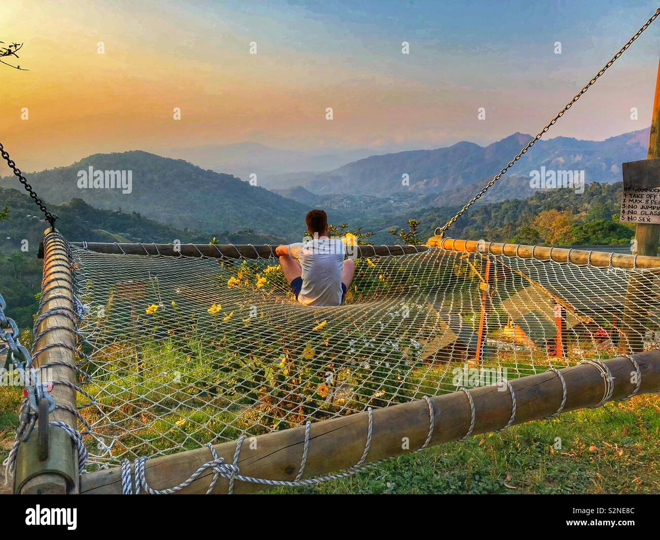 Un jeune homme profitant de la vue pittoresque sur les montagnes de la Sierra Nevada en Colombie. - Image de stock capturée avec un smartphone