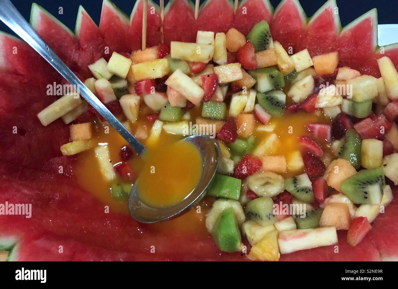 Salade de fruits frais rempli une demi pastèque - Image de stock capturée avec un smartphone