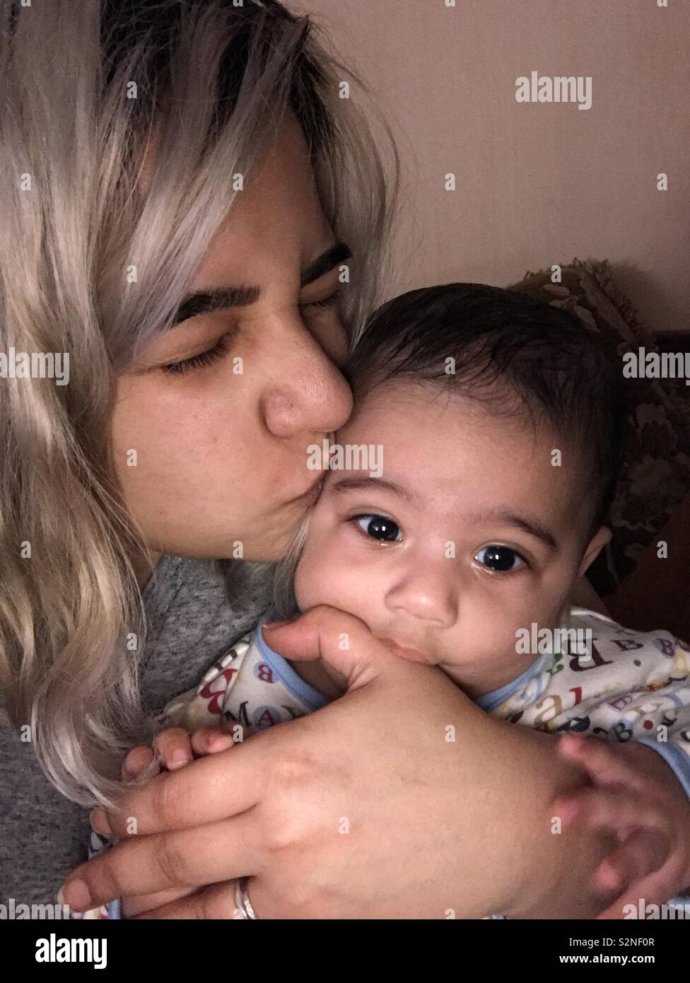 Gros Bisou A Mon Bebe Photo Stock Alamy Gros Bisou A Mon Bebe Photo Stock Alamy