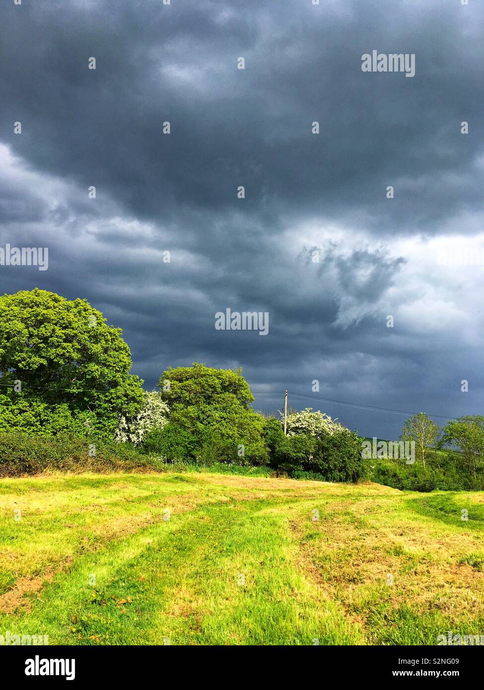 Printemps Stormy Sky au Royaume-Uni Banque D'Images
