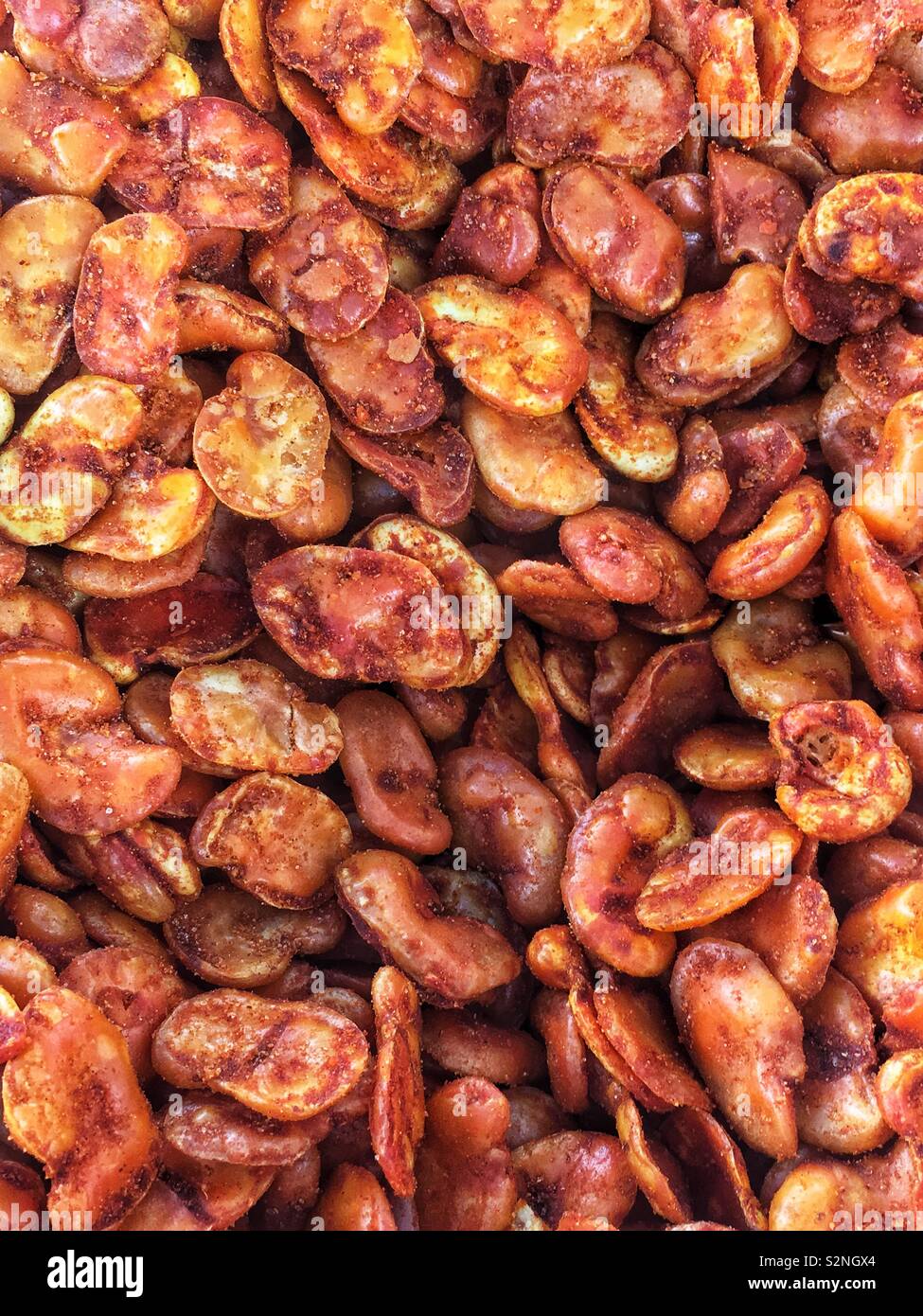 Image complète de fèves séchées en poudre de chili rouge comme un délicieux snack populaire et naturel. Banque D'Images