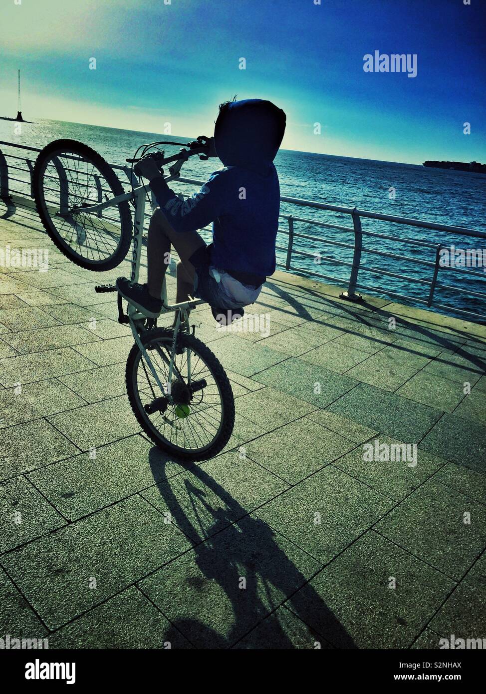 Boy wheeling bike Banque de photographies et d'images à haute résolution -  Alamy