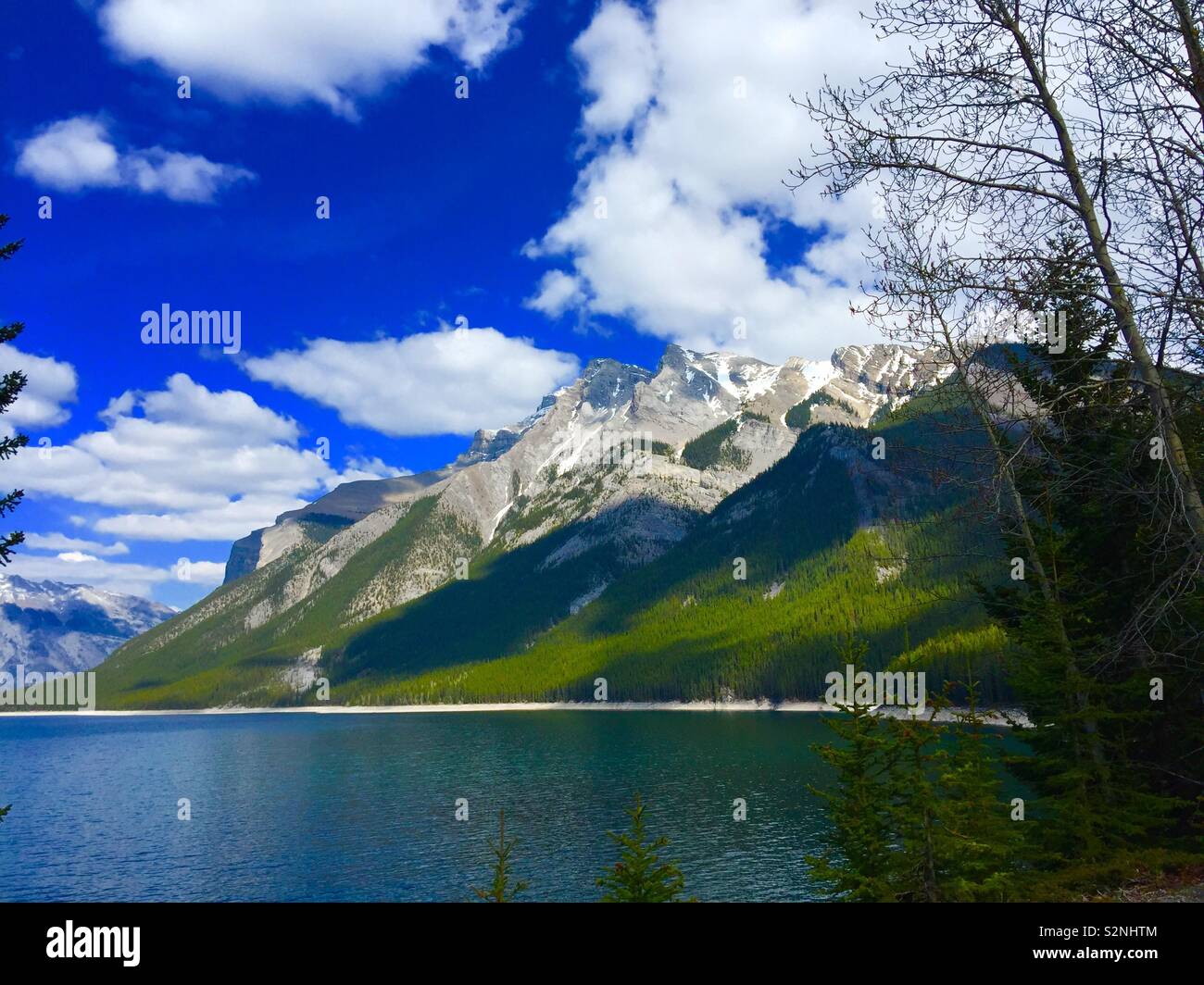 Le lac Minnewanka est un lac glaciaire situé à l'est du parc national Banff au Canada Banque D'Images