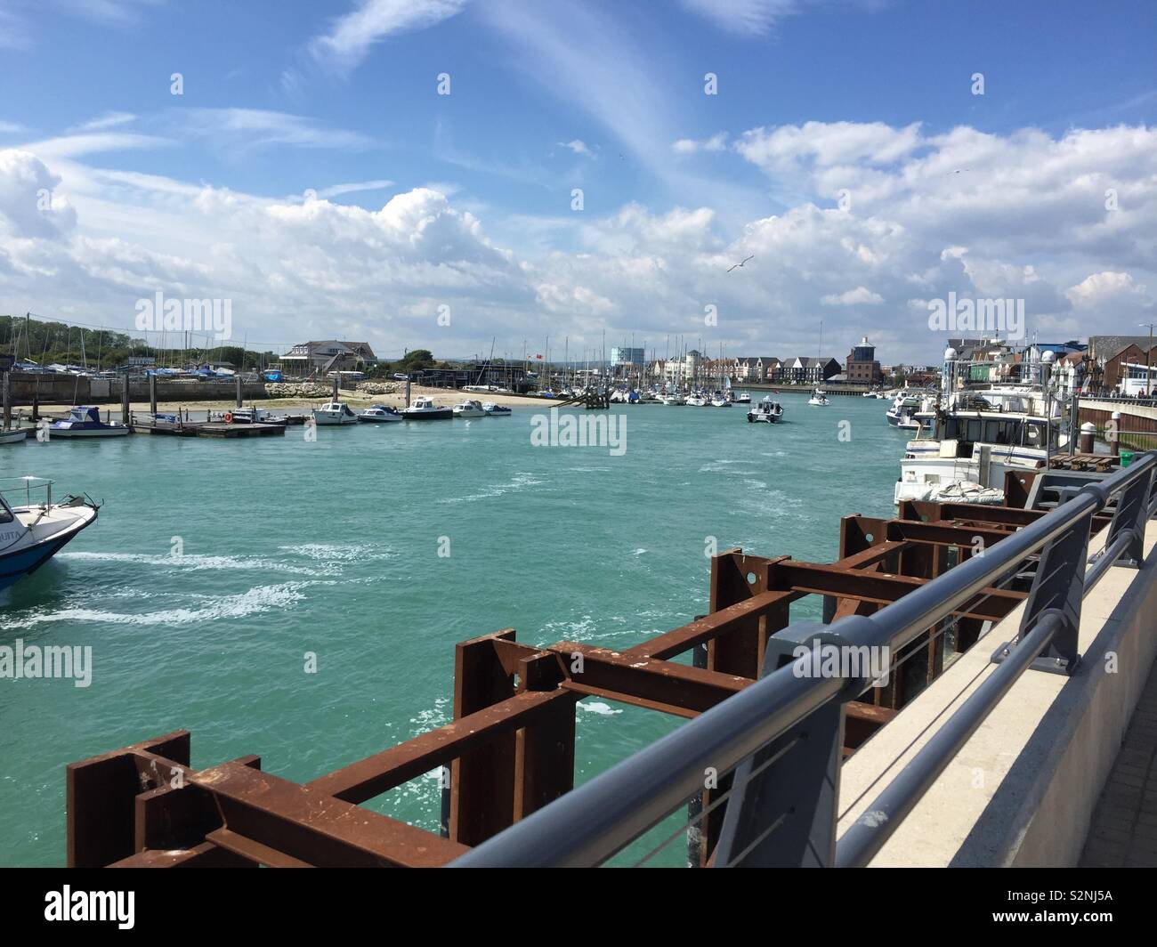 Un port de Littlehampton blustery sur une belle journée ensoleillée Banque D'Images