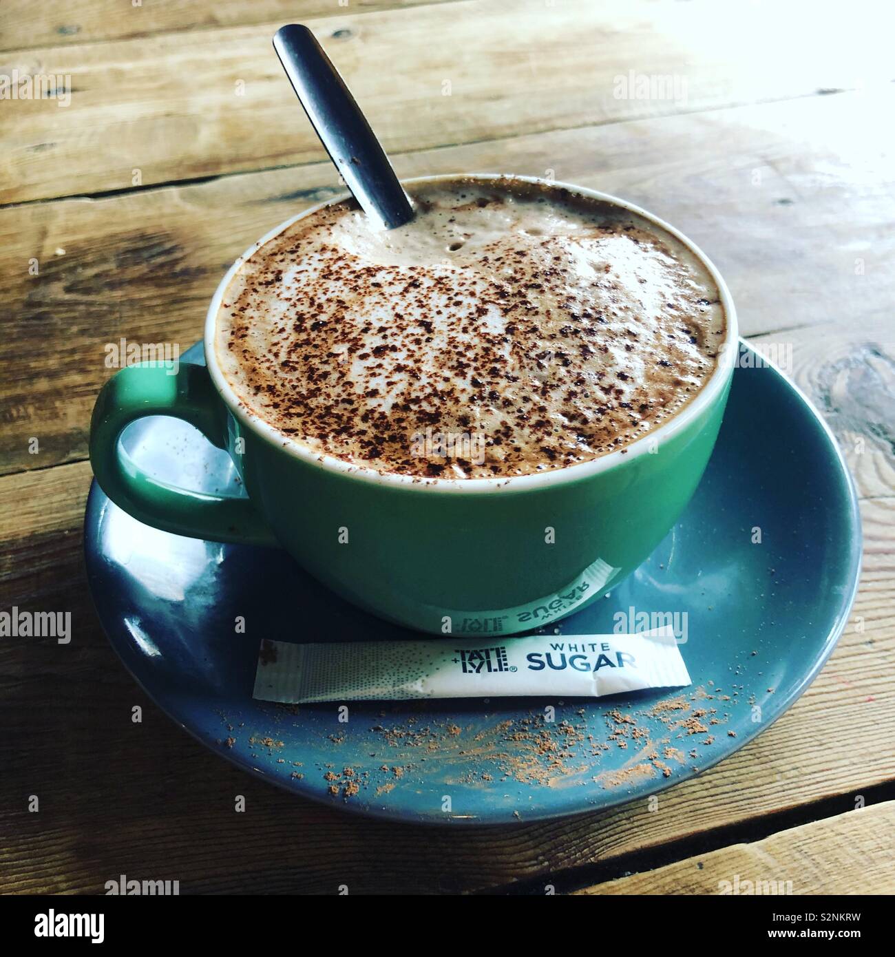 Cappuccino sur une table en bois avec du sucre et cuillère Banque D'Images