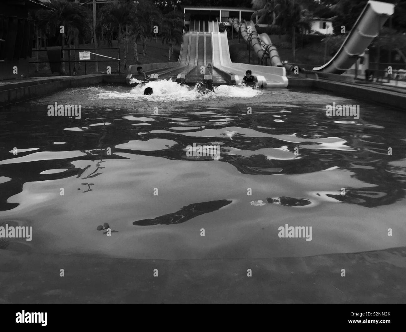 L'activité physique chez les enfants à la piscine. Banque D'Images