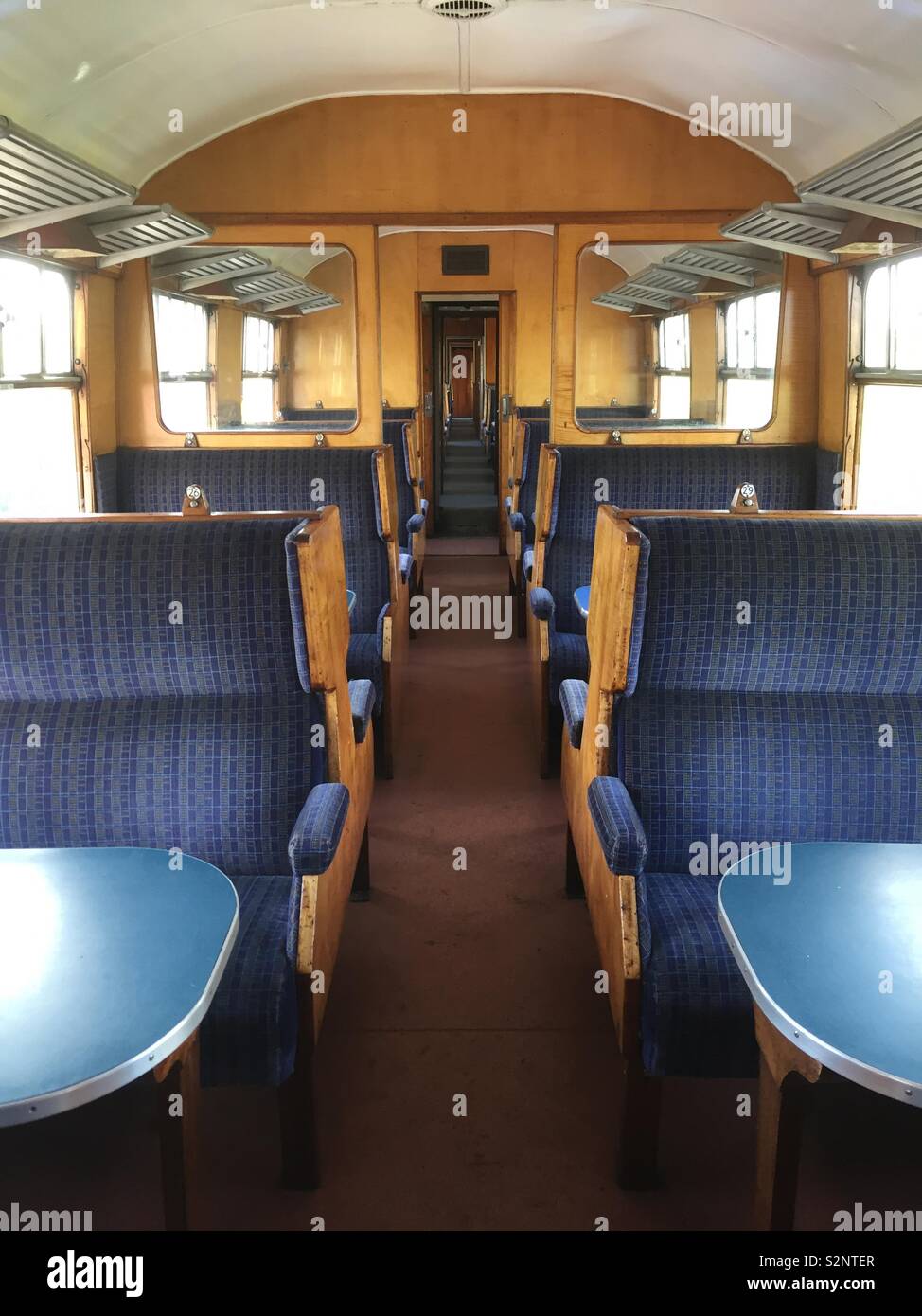 Transport ferroviaire des sièges sur train à la gare de Bodiam vintage - Image de stock capturée avec un smartphone