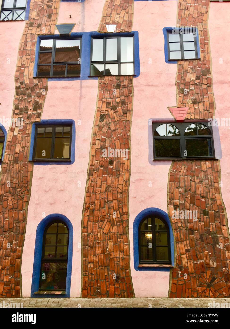 Citadelle verte de Magdeburg conçu par l'architecte Friedensreich Hundertwasser, Saxe Allemagne. Banque D'Images