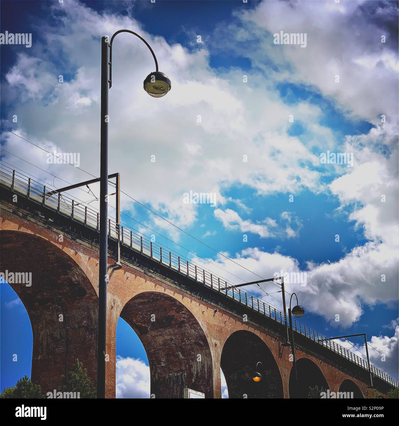 Low angle view of nuages épars sur Chester brûler viaduc ferroviaire. Viaduc Ferroviaire de brique rouge industriel avec de grandes arches sur la ligne principale de la côte est, dans le comté de Durham, Royaume-Uni Banque D'Images