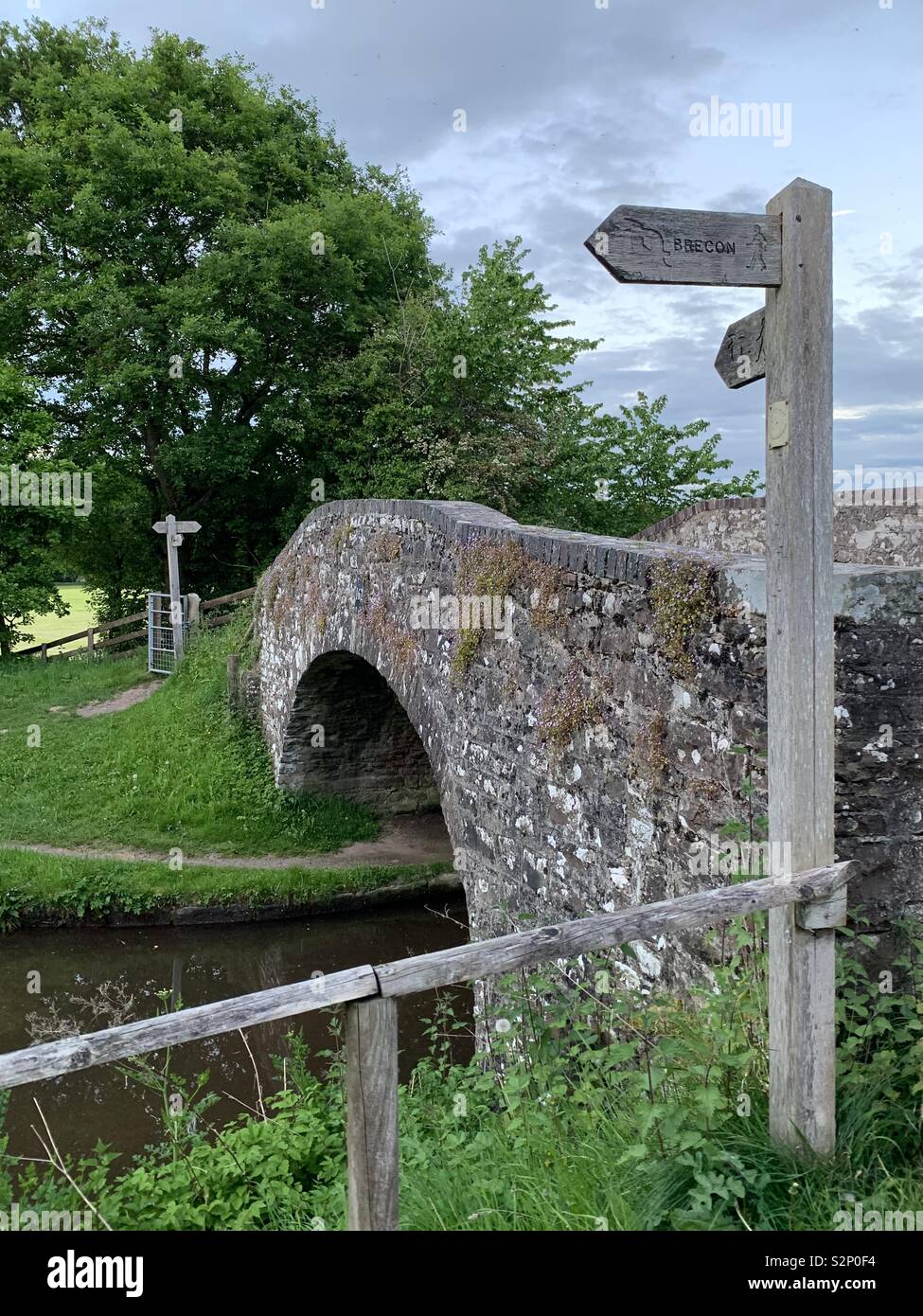 Sentier en regard de Monmouth et pont de pierre sur le canal de Brecon, Wales Banque D'Images