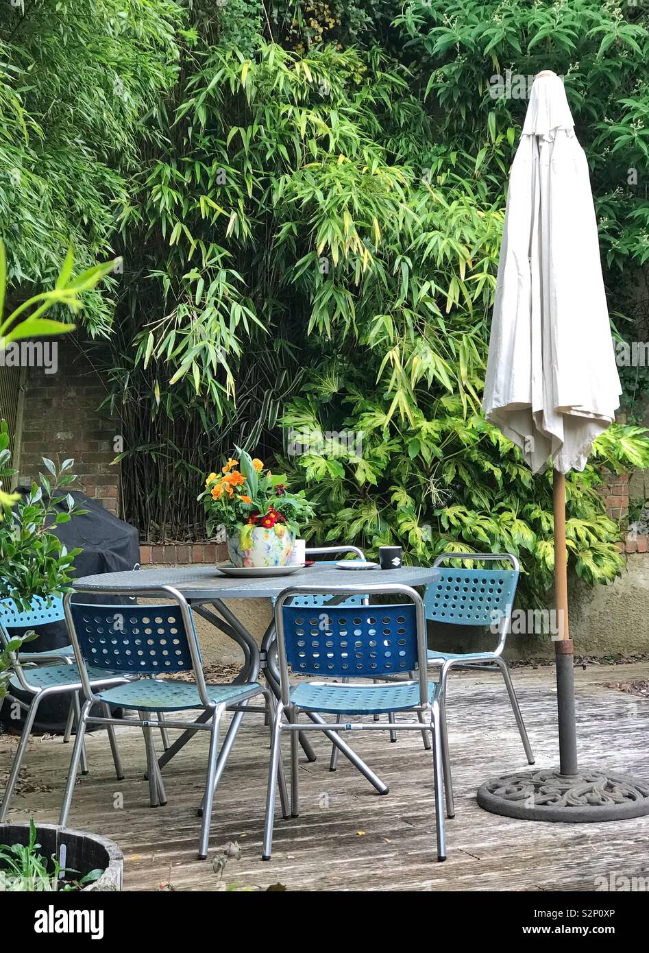 Table de jardin, chaises, parasol Banque D'Images