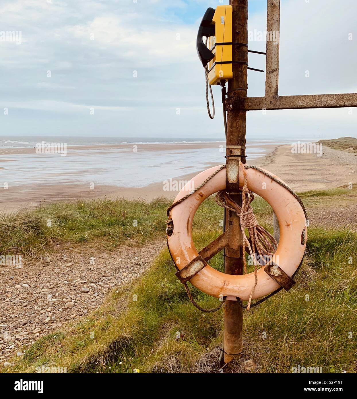 Téléphone jaune garde-côtes et bouée at beach Banque D'Images