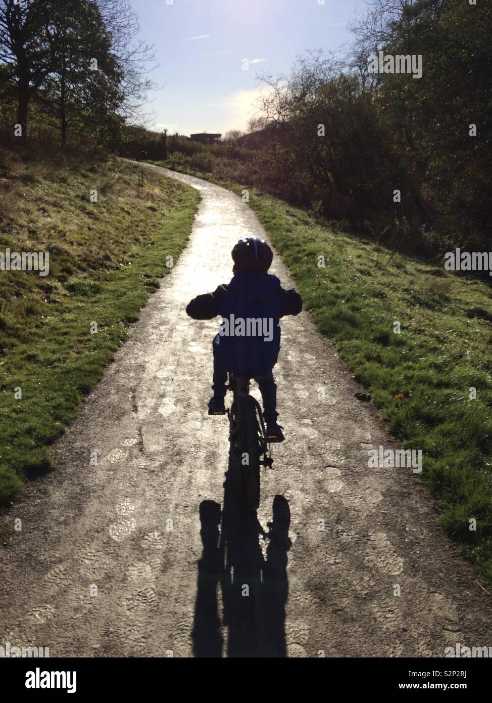 Le premier fils, balade à vélo, et l'aventure, peu de temps après avoir appris à faire du vélo dans le froid sur un Dalby Forest matin de novembre. Banque D'Images
