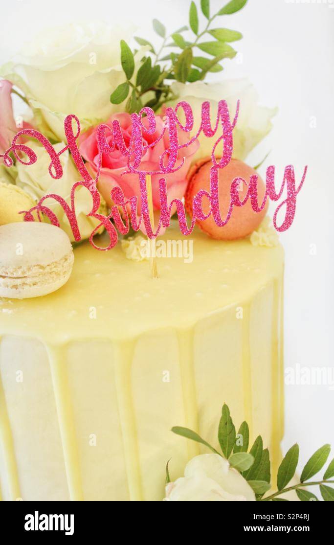 Joyeux Anniversaire Gateau Avec Des Fleurs Fraiches Et Magnifique Joyeux Anniversaire Topper Photo Stock Alamy Joyeux Anniversaire Gateau Avec Des Fleurs Fraiches Et Magnifique Joyeux Anniversaire Topper Photo Stock Alamy