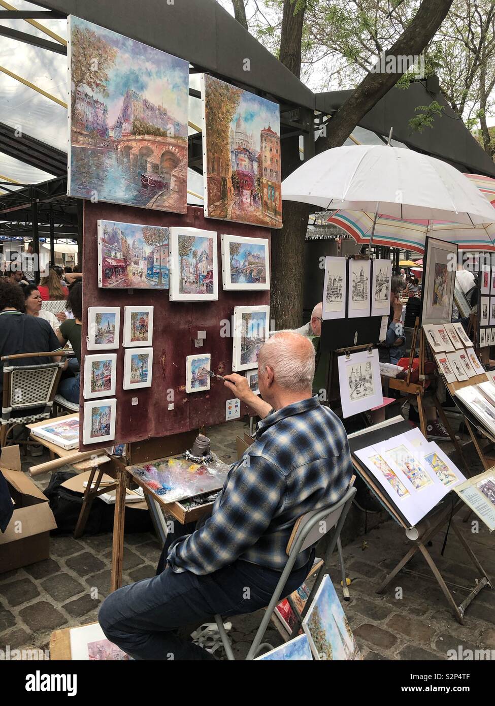 Un petit dessin dessin artistes dans le street art Art square Paris Montmartre Banque D'Images