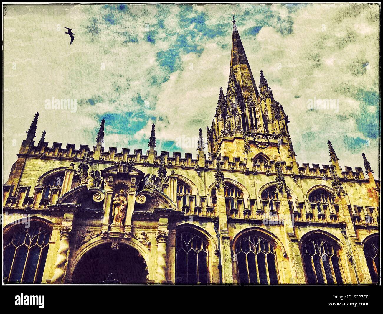 Un effet rétro photo de l'église de l'Université de St Mary the Virgin à Oxford, Angleterre. Cette église paroissiale est partie intégrante de l'Université d'Oxford. Photo © COLIN HOSKINS. - Image de stock capturée avec un smartphone
