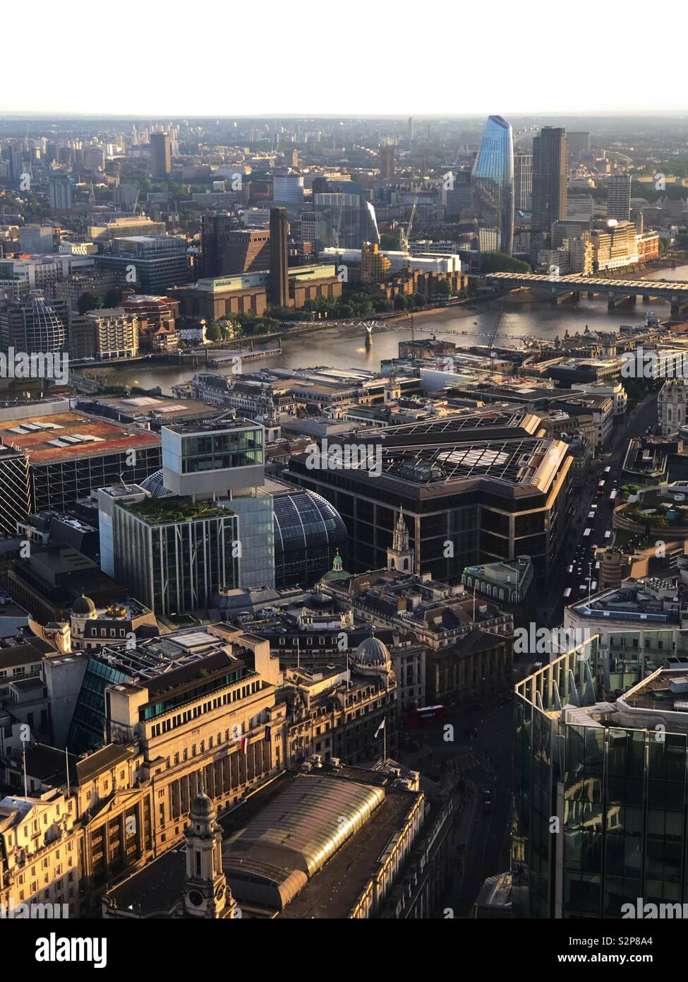 Regardant vers le bas à Londres à partir d'une haute élévation. - Image de stock capturée avec un smartphone