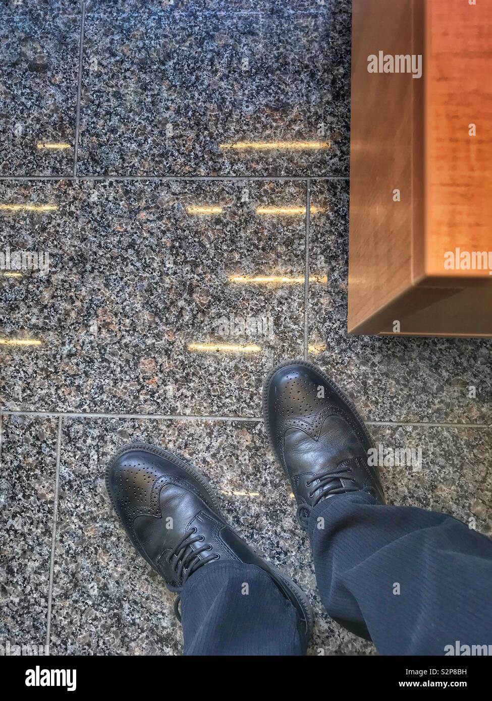 Pieds dans l'établissement d'affaires - Image de stock capturée avec un smartphone