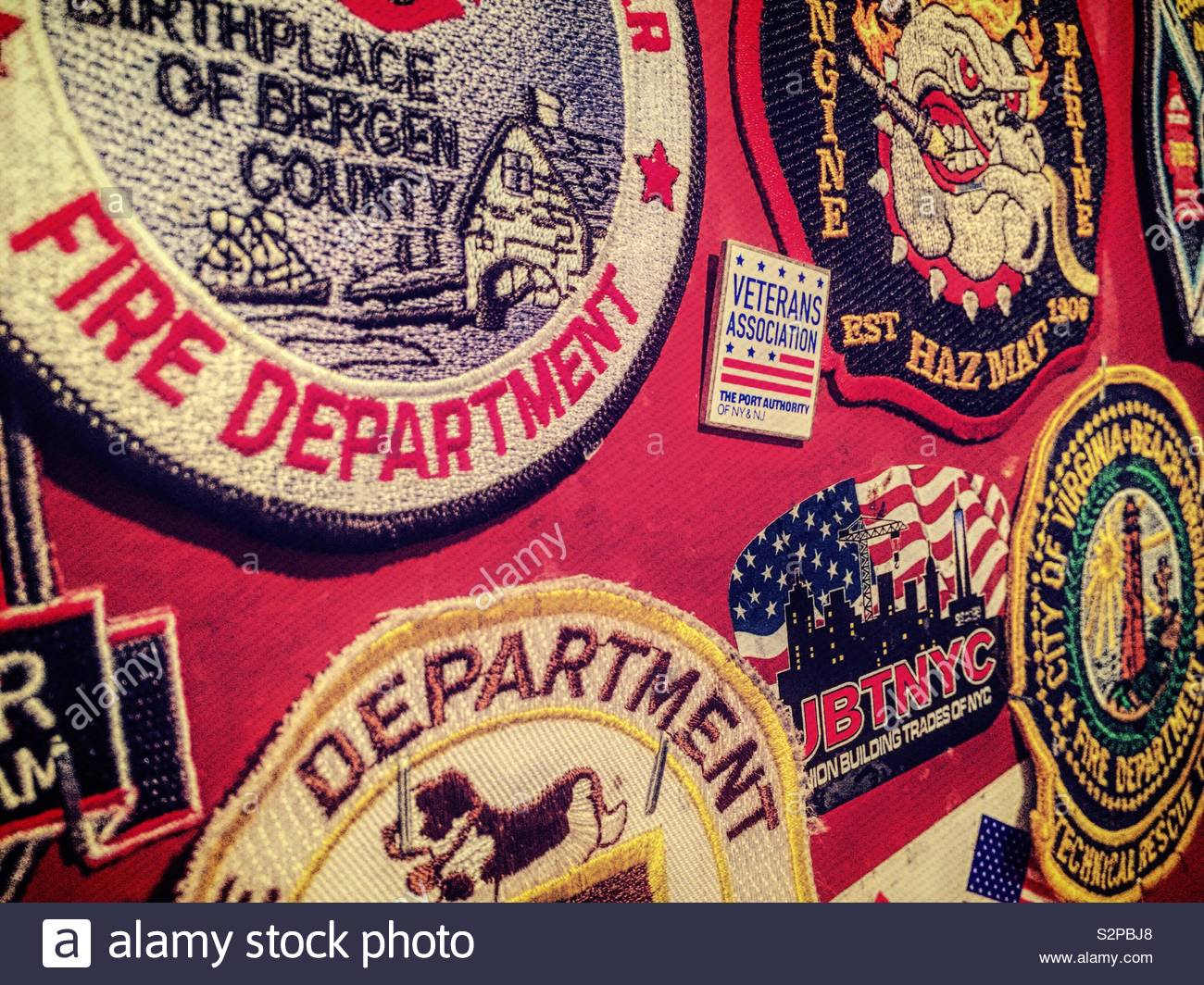 Police, pompiers, militaires et des patchs et encadrés à O'Hara's pub près de Ground Zero virgule NYC, USA Banque D'Images