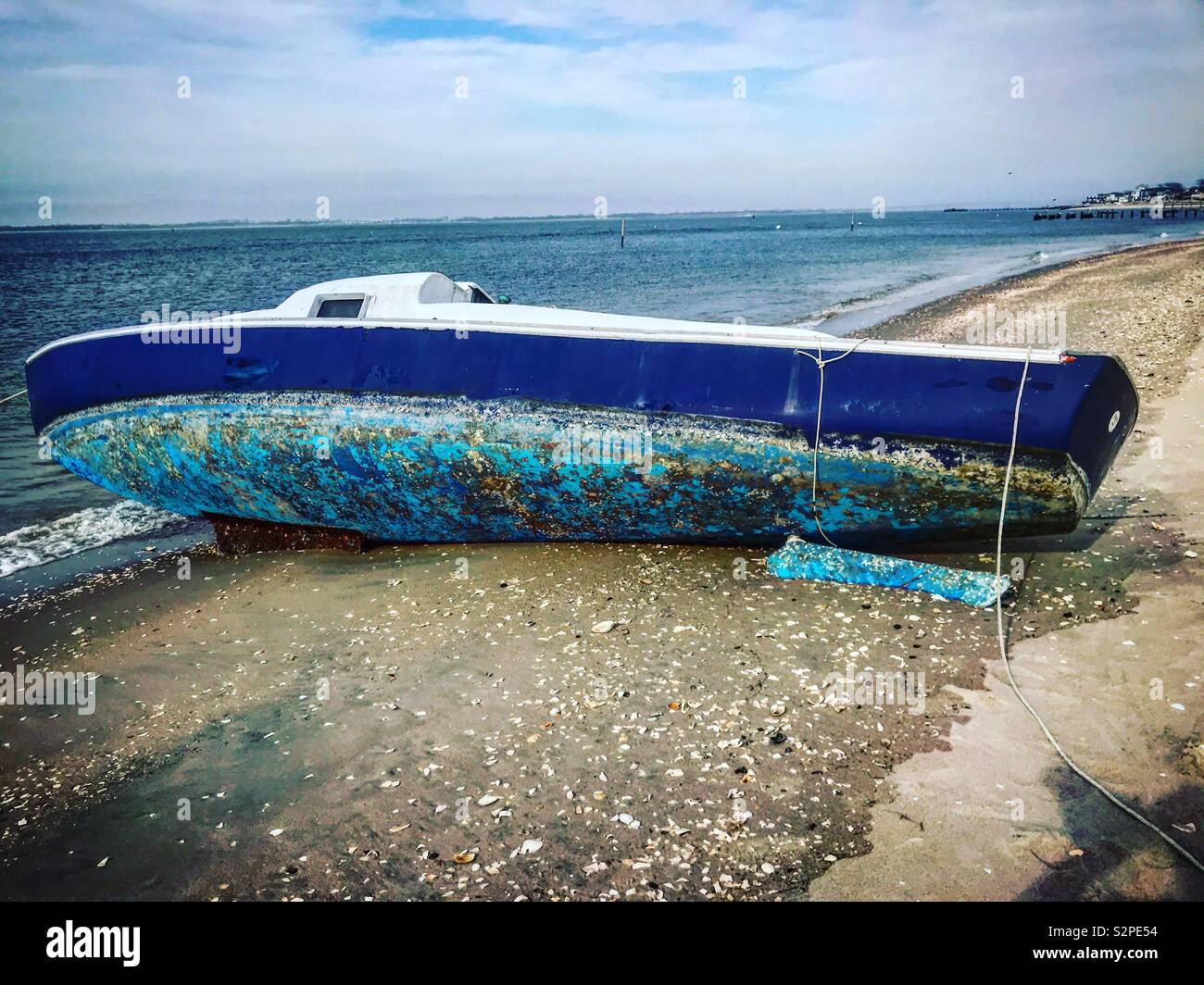 Barque bleue sur la plage à New York Banque D'Images