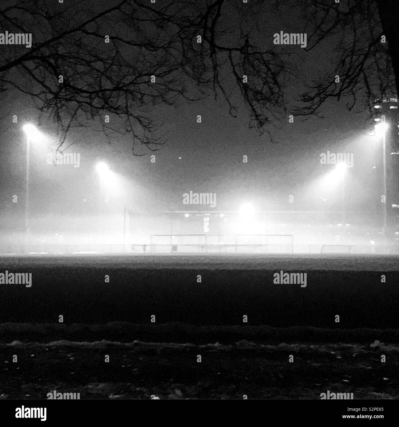 Nuit de brouillard sur le terrain de football Banque D'Images
