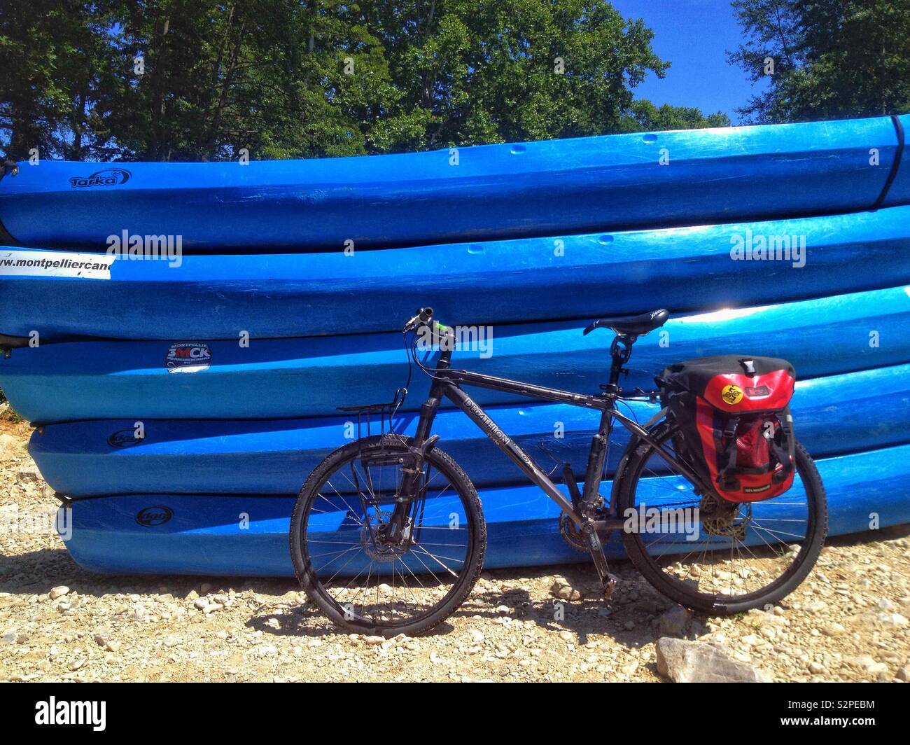 Pile de canoës et de vélos Banque D'Images