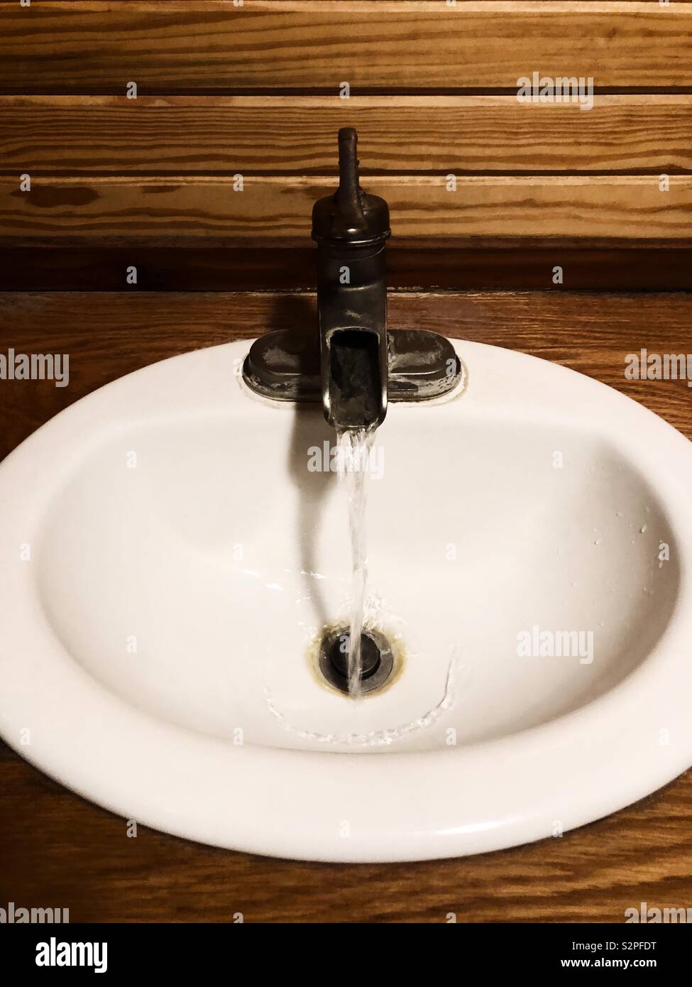 Fonctionnement de l'eau dans un évier - Image de stock capturée avec un smartphone