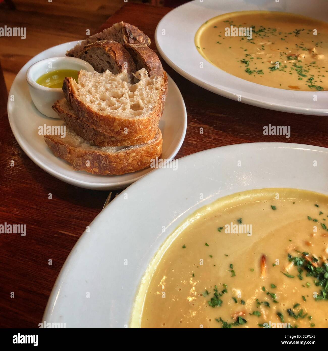 Soupe à la courge musquée et de pain à l'Wood Tavern à Oakland, Californie. - Image de stock capturée avec un smartphone
