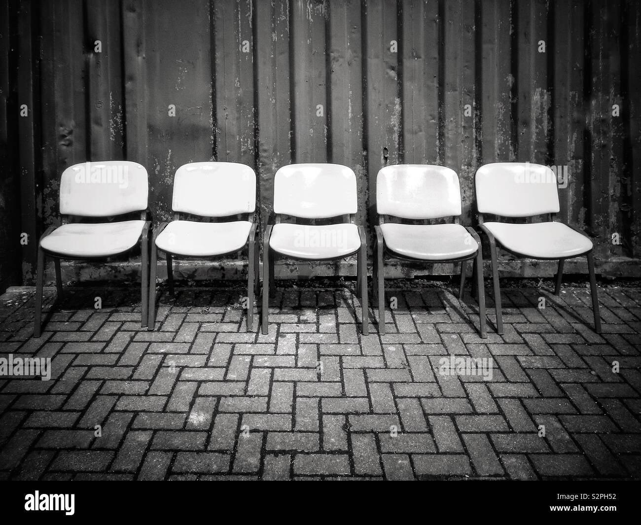 5 chaises vides Banque D'Images