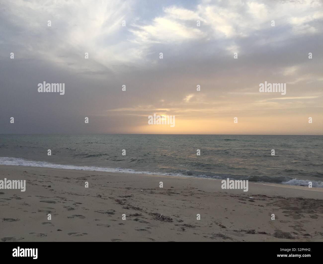 Soleil derrière les nuages, côte nord- Egypte Banque D'Images