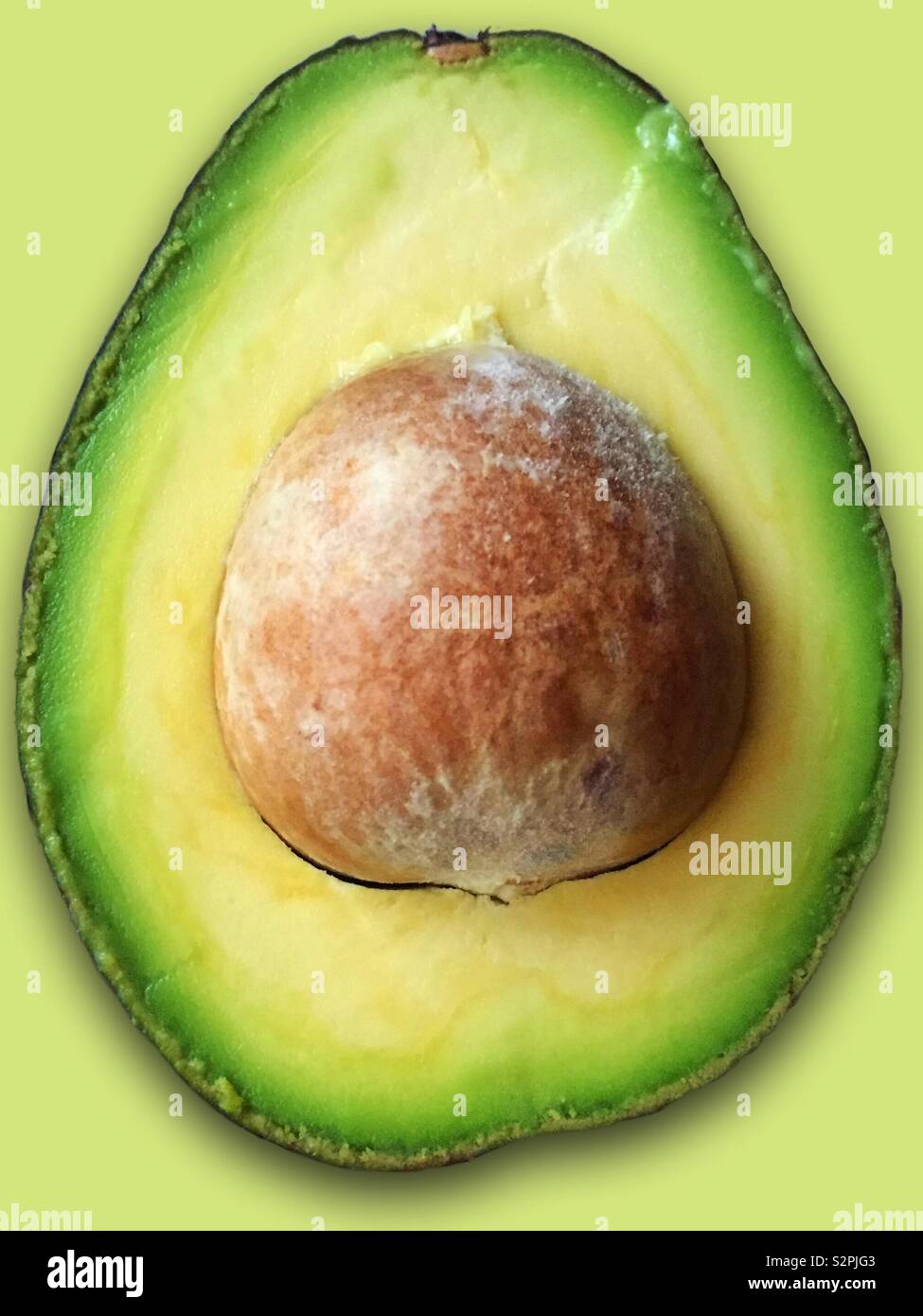 Avocat sur un fond jaune citron - Image de stock capturée avec un smartphone