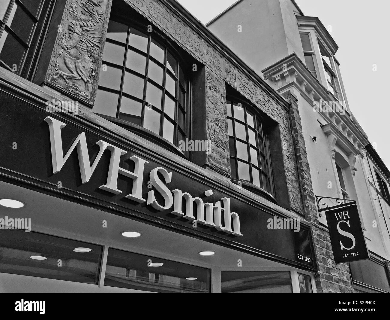 W H Smith's boutique récemment rénové à Weston-super-Mare, Royaume-Uni. L'entreprise de signalisation a été modifiée selon la boutique se trouve dans une aire de conservation. Banque D'Images