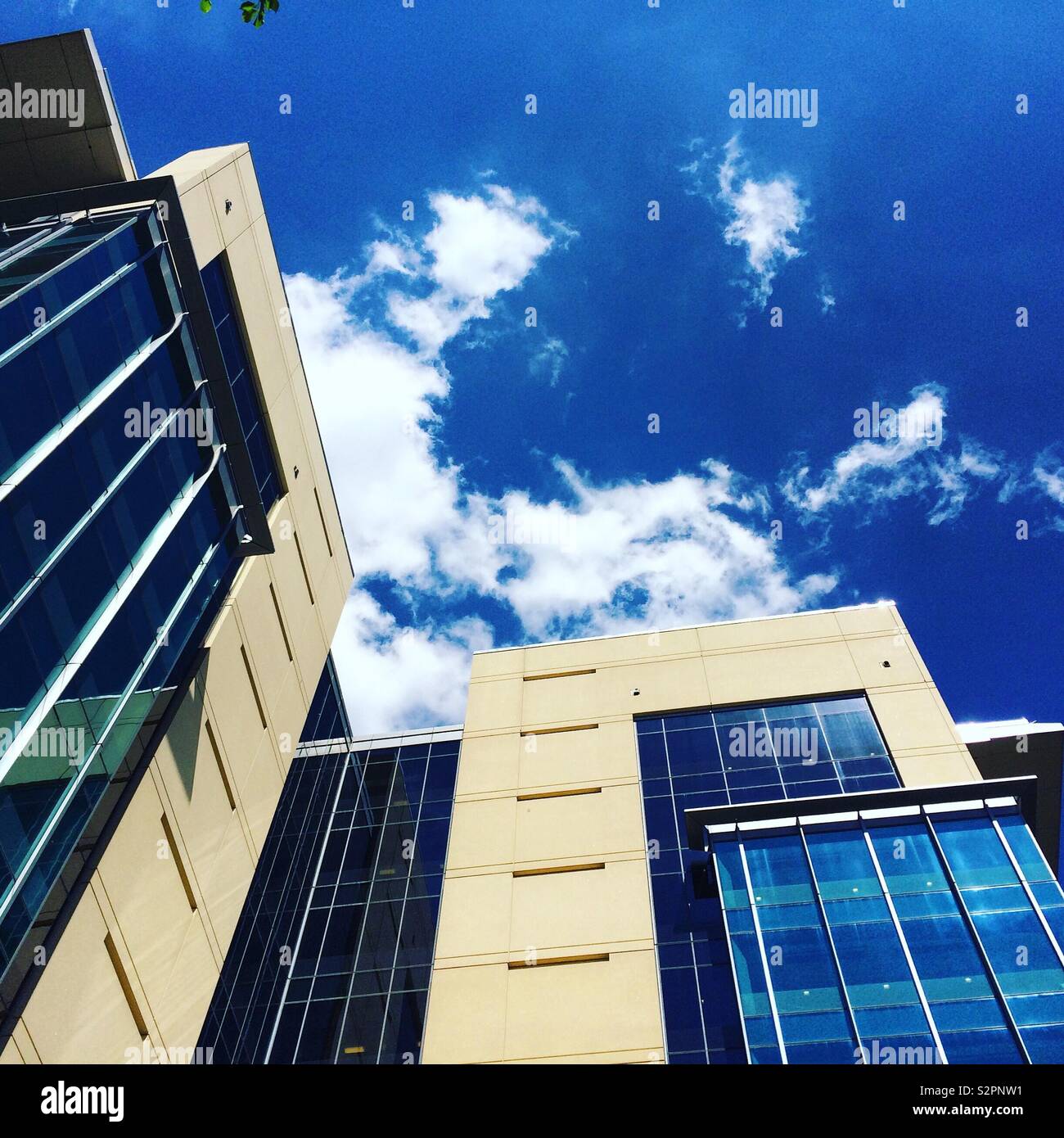 Détail de la Constitution Center, qui abrite la Fondation nationale pour les sciences humaines et le National Endowment for the Arts, entre autres. Washington, D.C., United States. - Image de stock capturée avec un smartphone