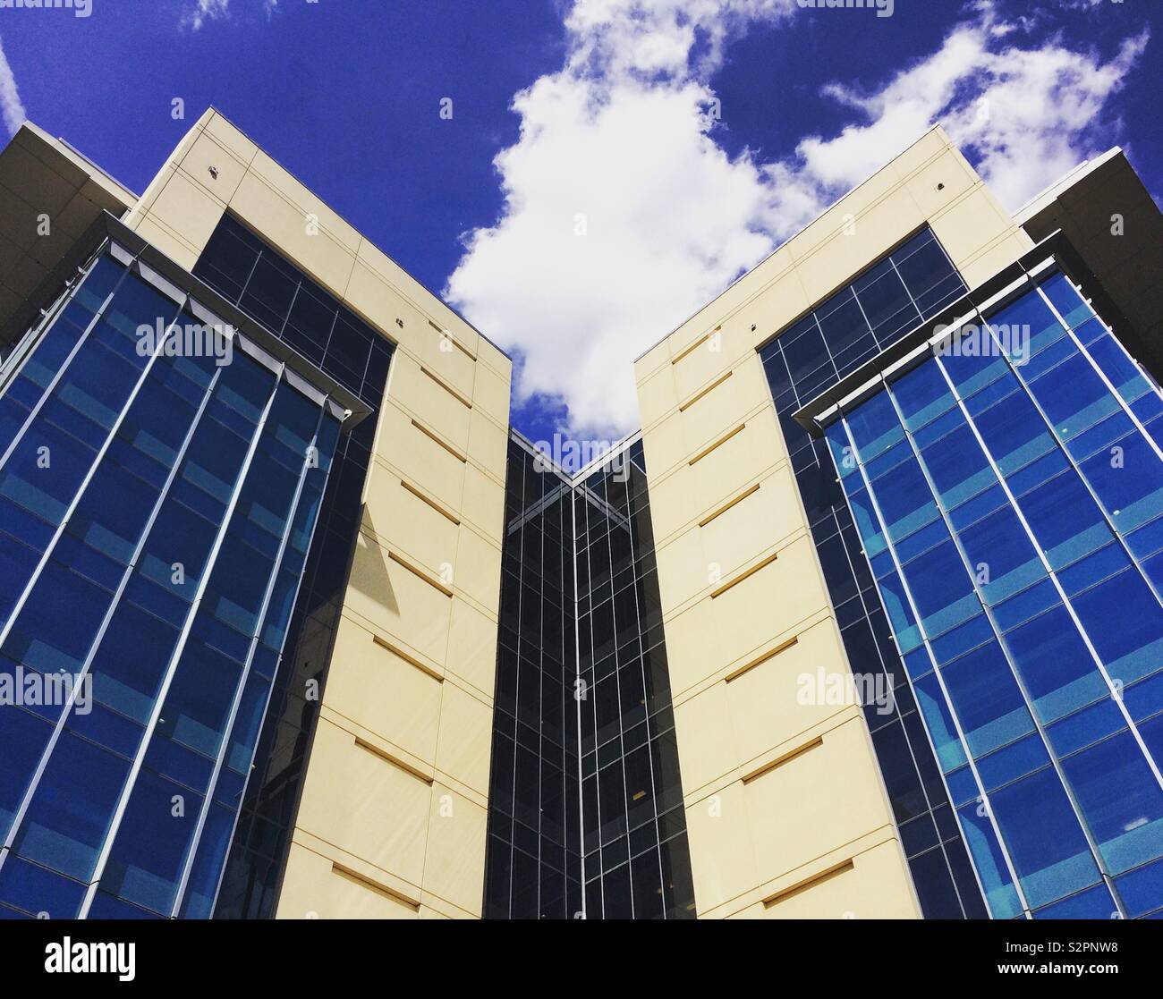 Détail de la Constitution Center, qui abrite la Fondation nationale pour les sciences humaines et le National Endowment for the Arts, entre autres. Washington, D.C., United States. - Image de stock capturée avec un smartphone