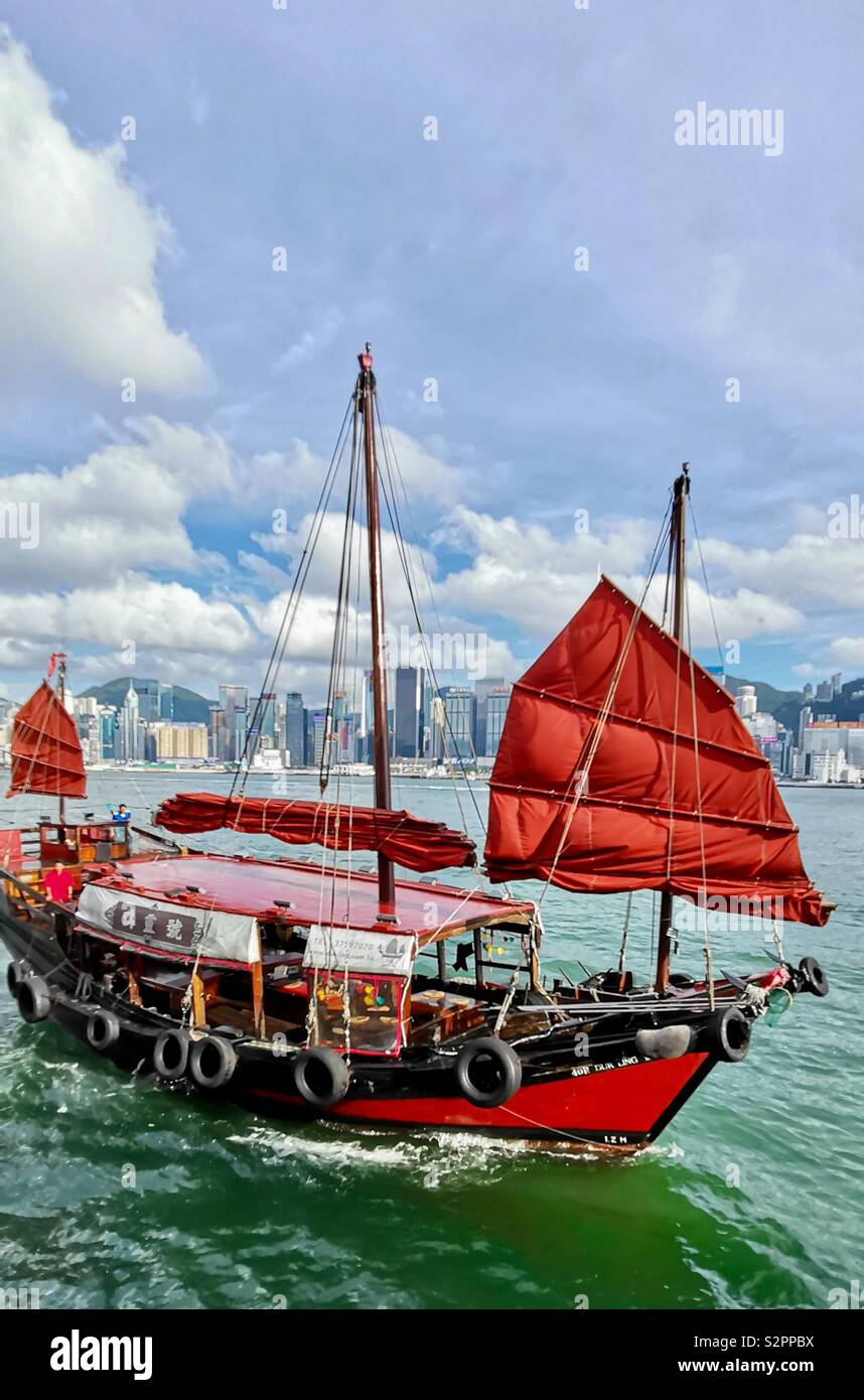 Un voile dans le port de Victoria à Hong Kong. - Image de stock capturée avec un smartphone