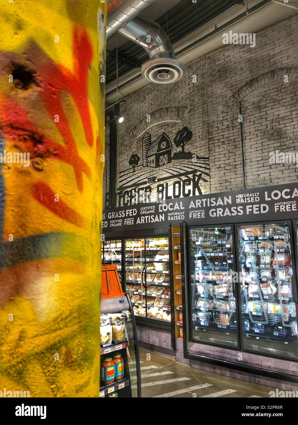 L'intérieur d'un marché biologique en milieu urbain dans un quartier de Toronto. - Image de stock capturée avec un smartphone