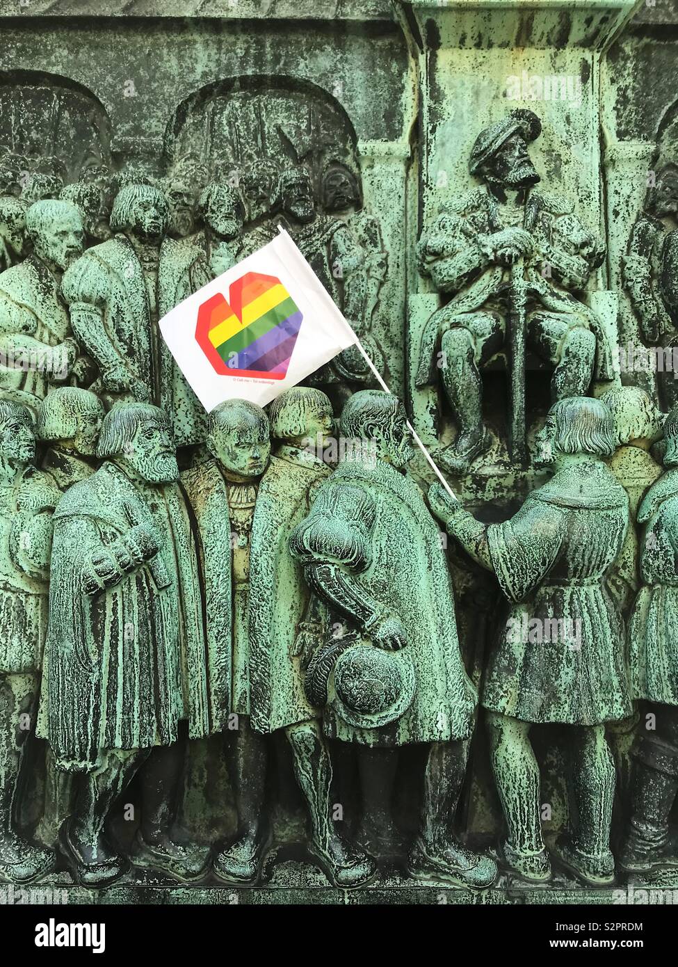 Fier depuis l'année 1166 (vertical). Gay pride flag sur le monument. La Gay Pride de Copenhague en 2018. Copenhague, Danemark, 18 août 2018 - Image de stock capturée avec un smartphone