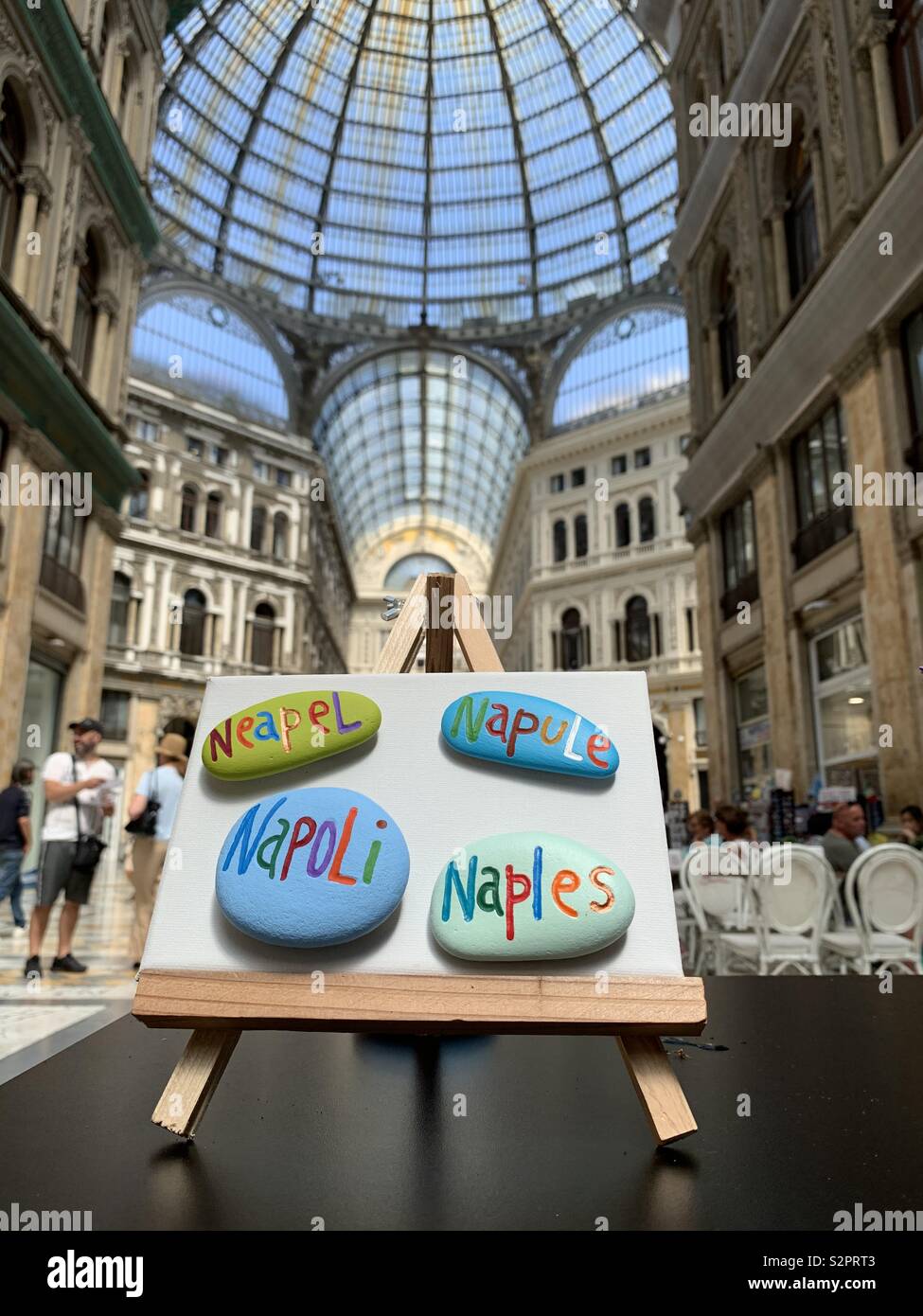Un souvenir sur Naples avec pierres de couleur Banque D'Images