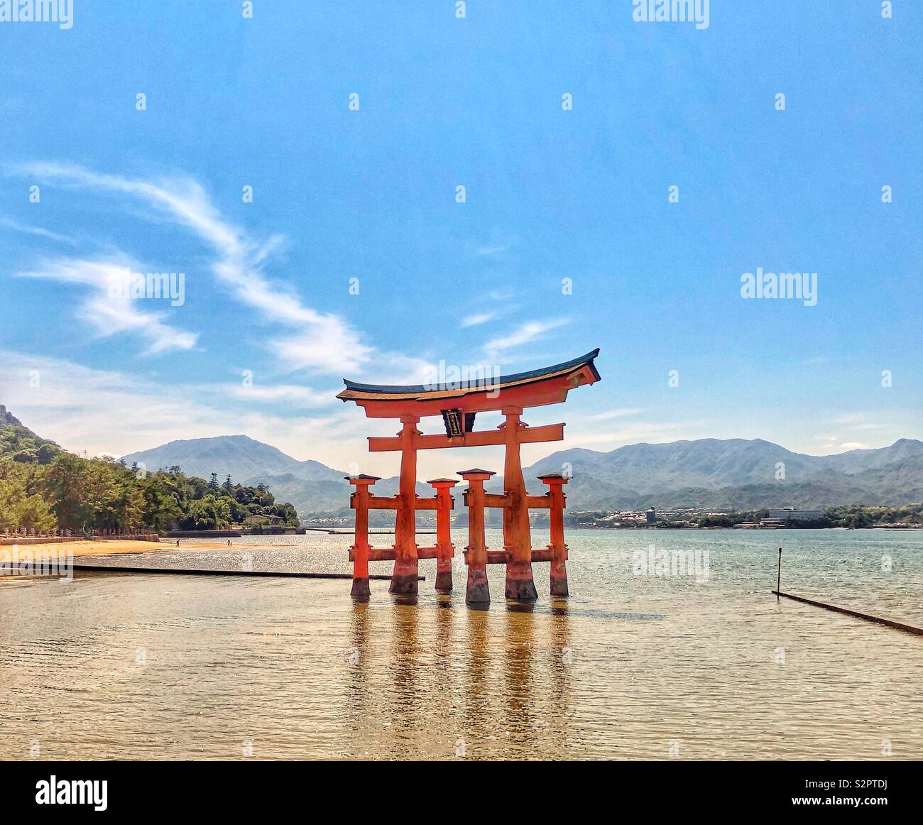 La porte flottante d'Itsukushima sur l'île de Miyajima, Osaka, Japon Banque D'Images