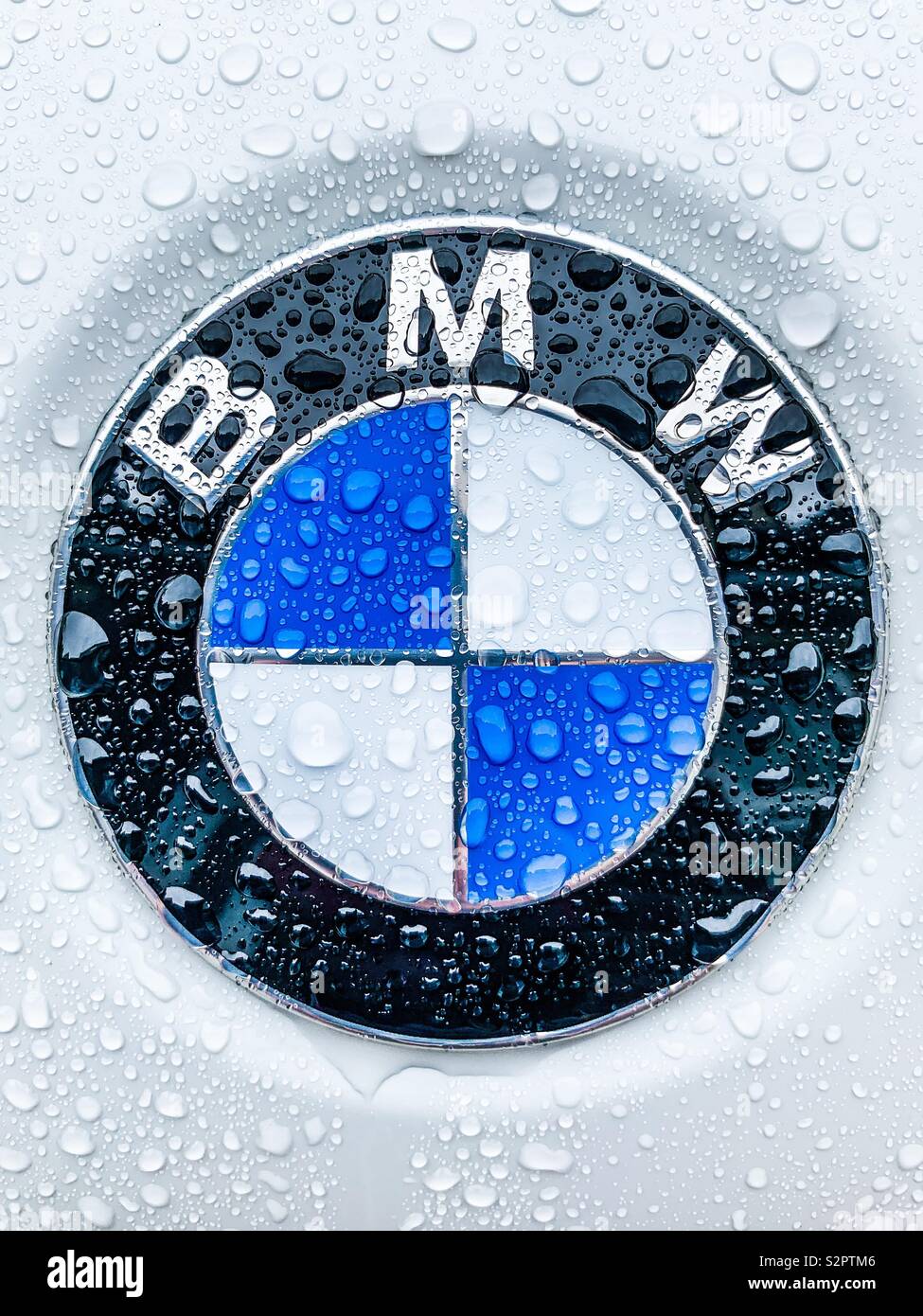 Close up d'une BMW badge avec gouttes de pluie - Image de stock capturée avec un smartphone
