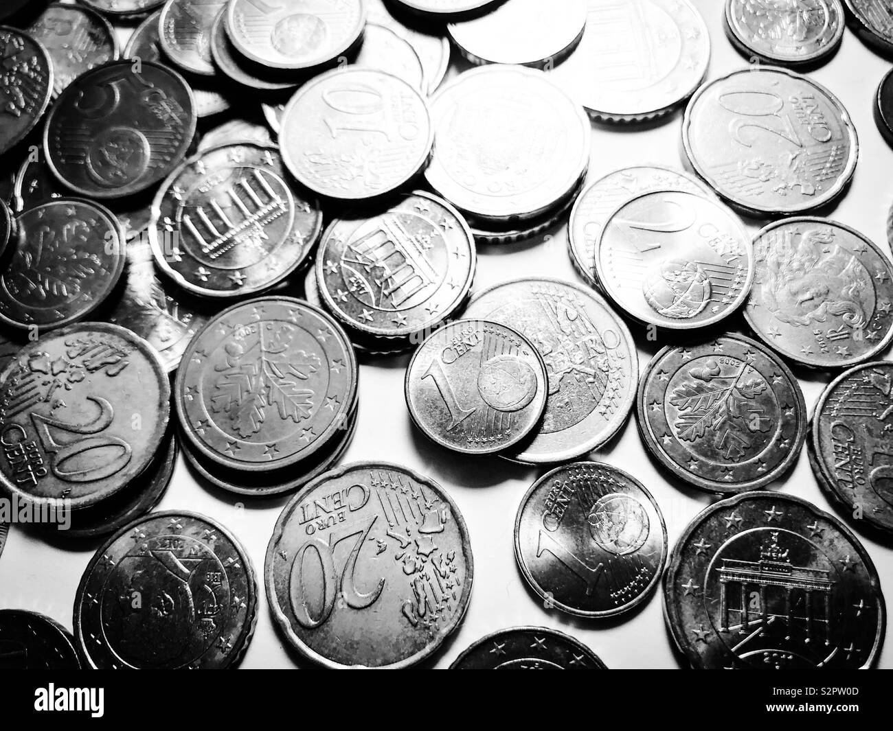 Pile de pièces en euro mixte - noir et blanc Banque D'Images