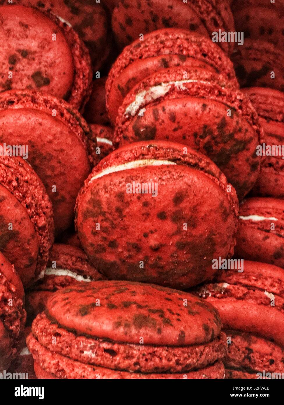 Délicieux sandwich frais rouge macaron cookies avec les taches brunes. Banque D'Images