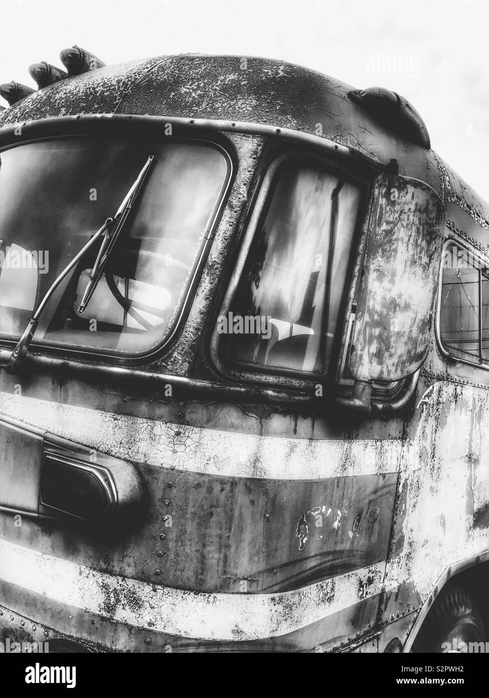 Vieux bus abandonné rouillé en noir et blanc Banque D'Images