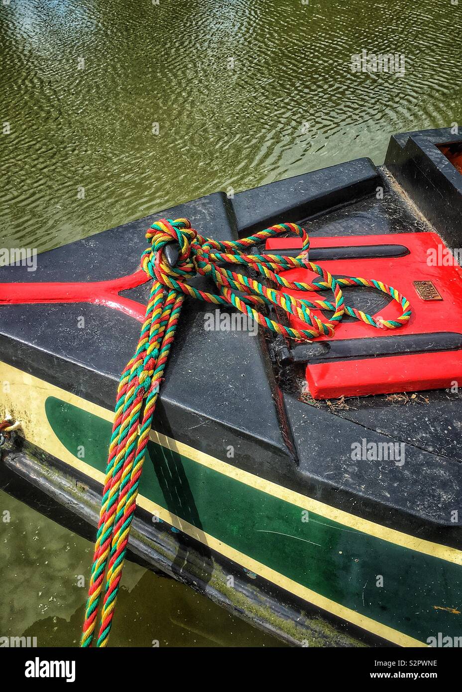 Close up d'un bateau amarré sur l'Étroit Canal Grand Union, UK - Image de stock capturée avec un smartphone