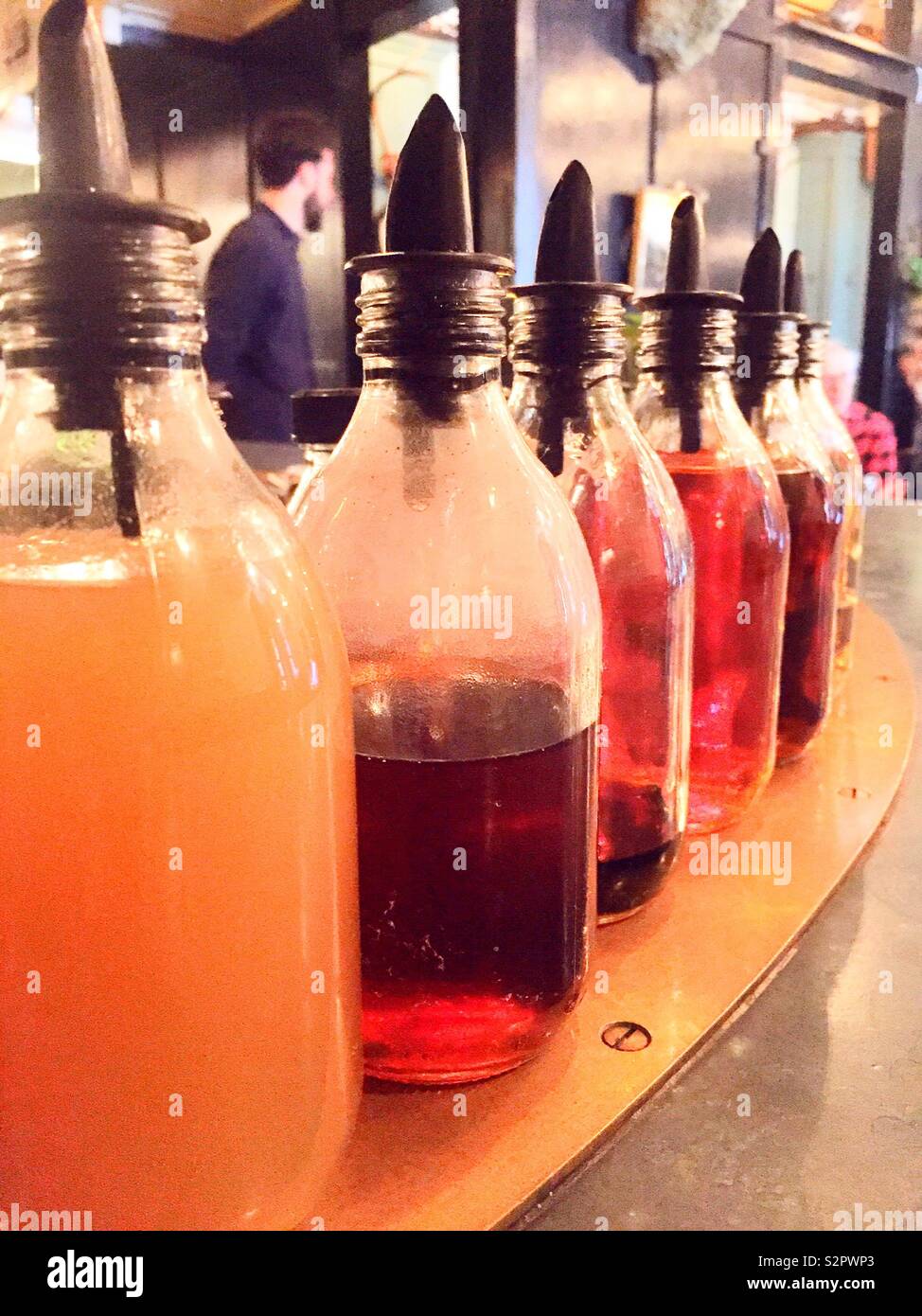 Les bouteilles de sirop aromatisé alignés sur un dessus de barre dans un restaurant, USA Banque D'Images