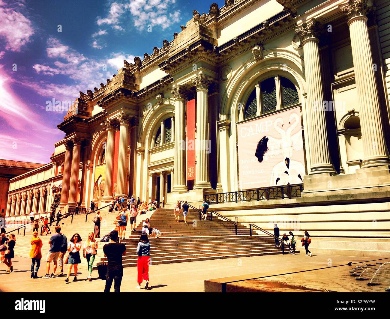 Metropolitan Museum of art une trace des visiteurs de partout dans le monde, New York City, USA - Image de stock capturée avec un smartphone