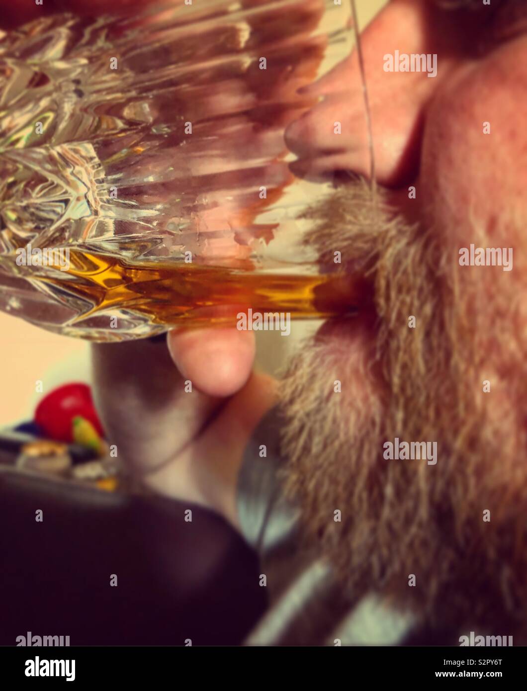 Man drinking whiskey Banque D'Images