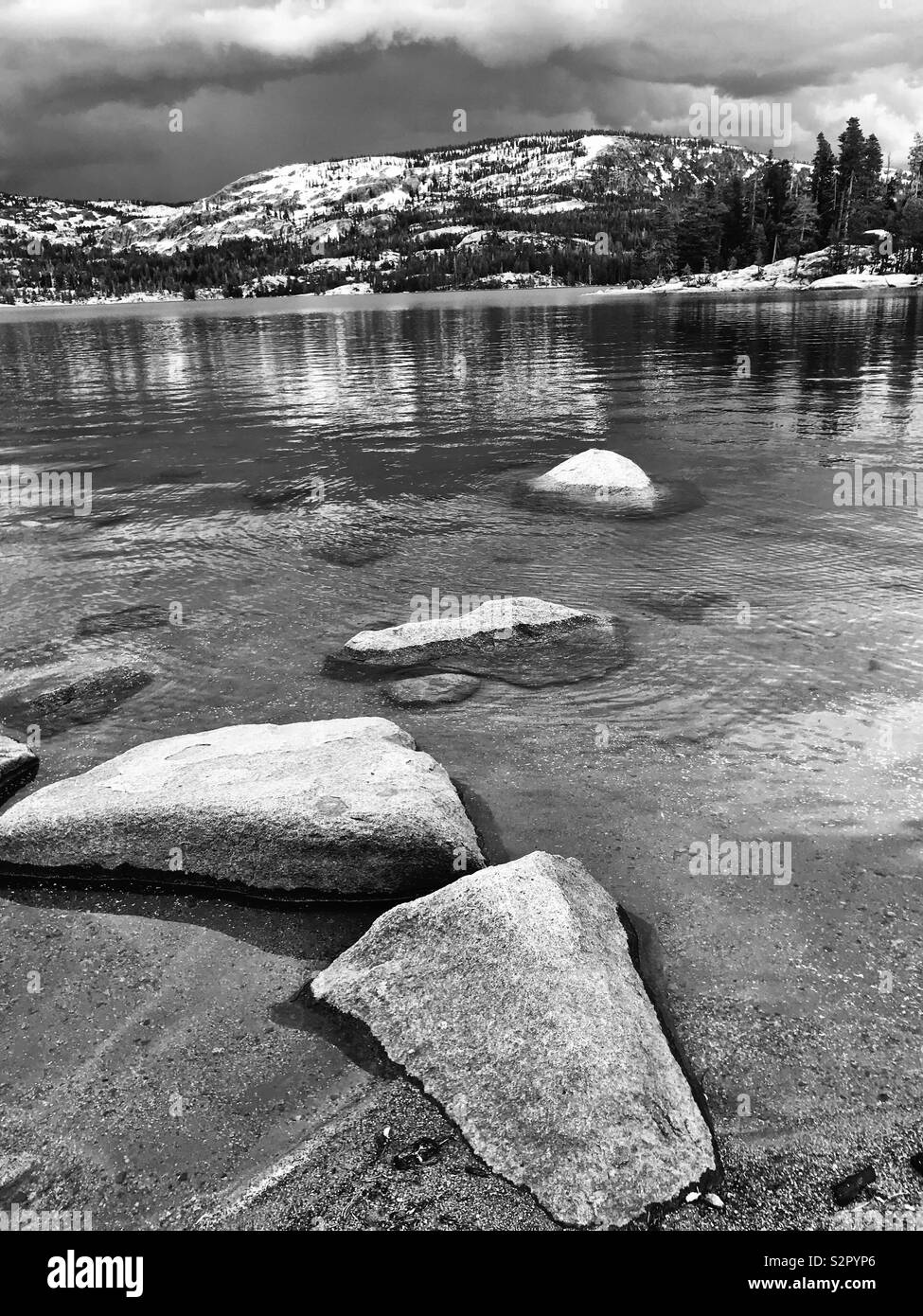 Lac de montagne avec les nuages de tempête Banque D'Images